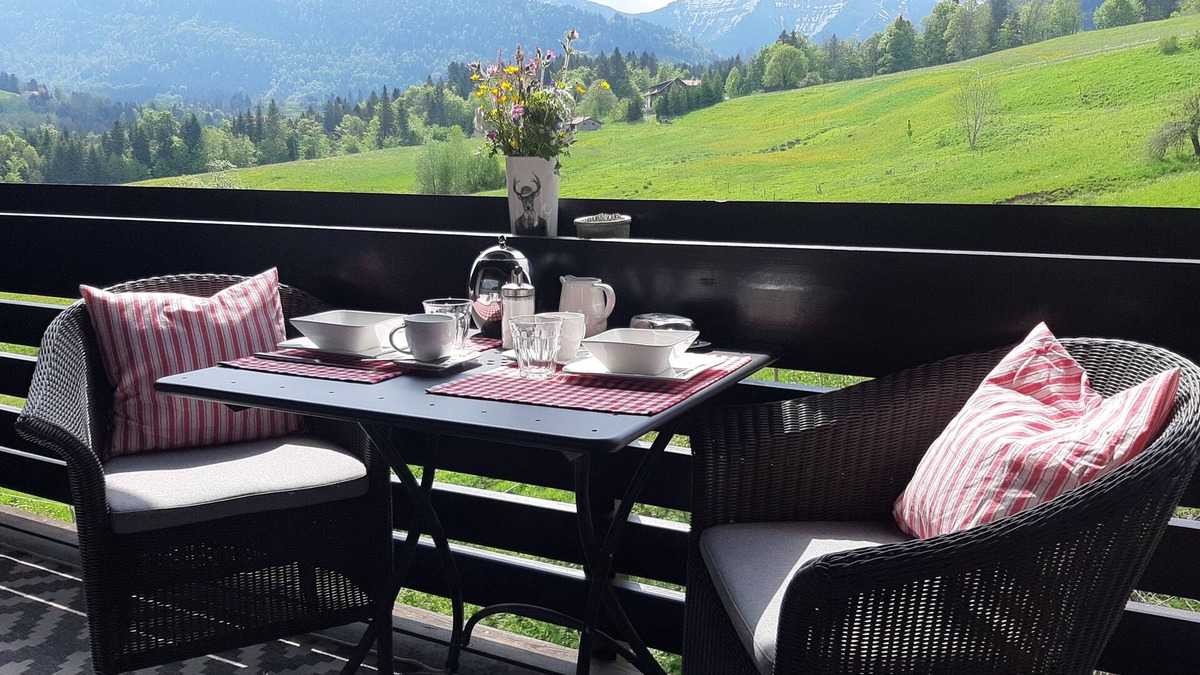 Steibis Apartment | Quiet apartment with unobstructed mountain views of the Hochgrat, meadows and forests