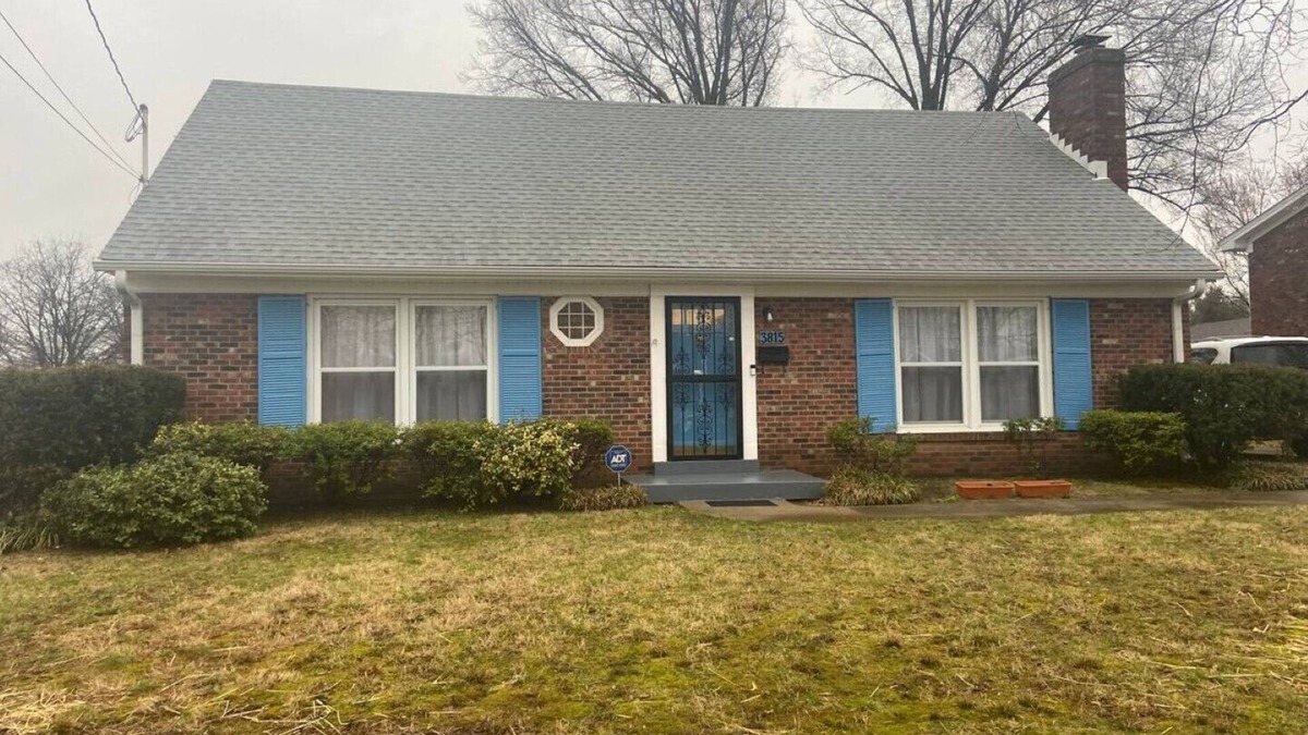 Buechel House | Quiet area 4bdrm 2 bath great location near stores