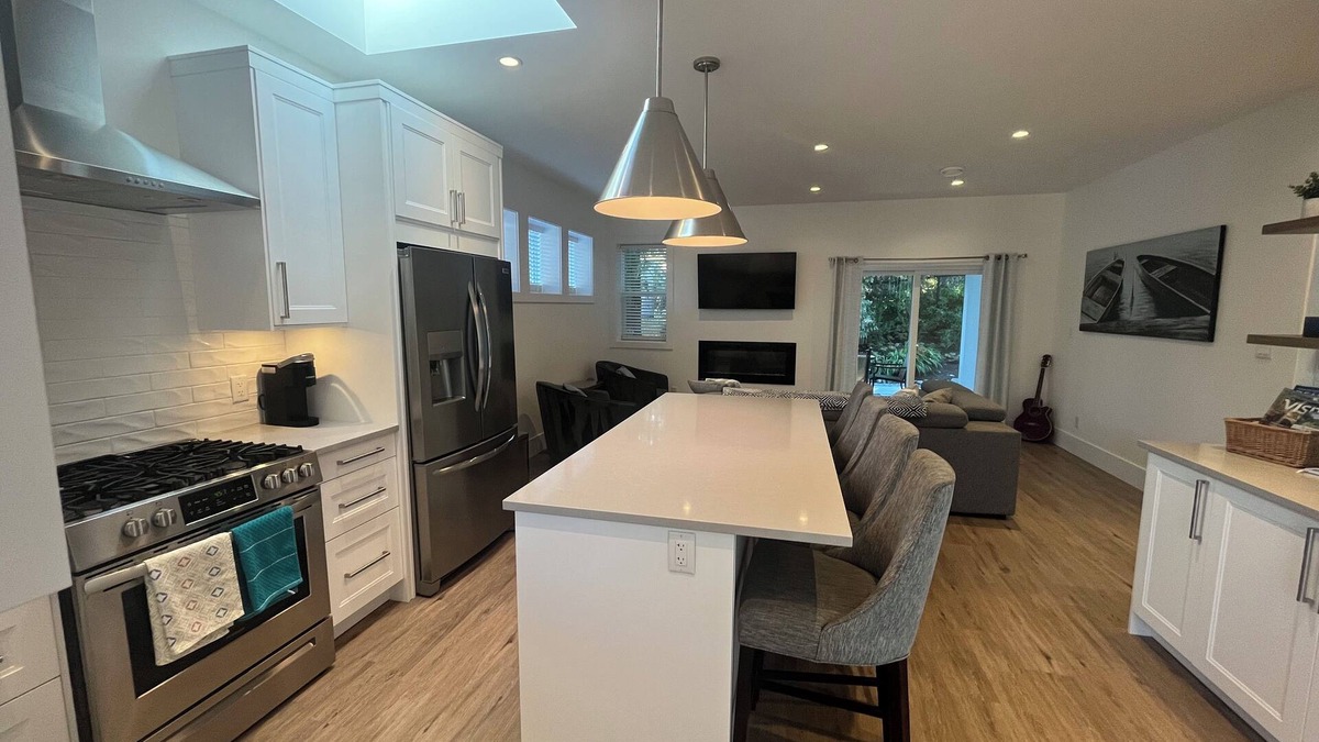 Saanich East Cottage | Quiet area- steps to UVIC, Cadboro Bay Village & Beaches, close to downtown.