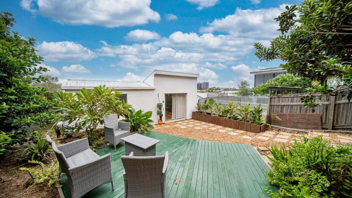 Bulimba House | Quiet back yard guest house in the heart of Bulimba.