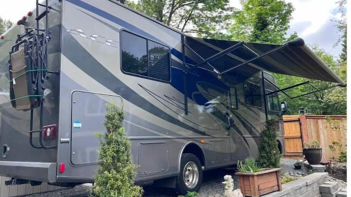 Rainier Valley House | Quiet Backyard Class A Motorhome. Near Airport and Light Rail
