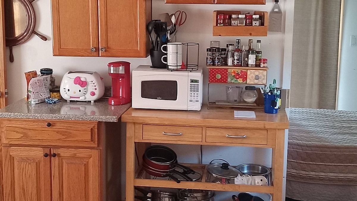 Mastic Beach House | Quiet Bayside cottage. 10 minutes to beach, 15 minutes to shopping.