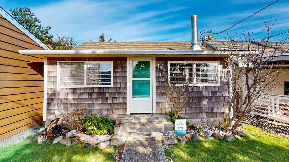 Rockaway Beach House | Quiet beach cottage with full kitchen & internet - prime central locale
