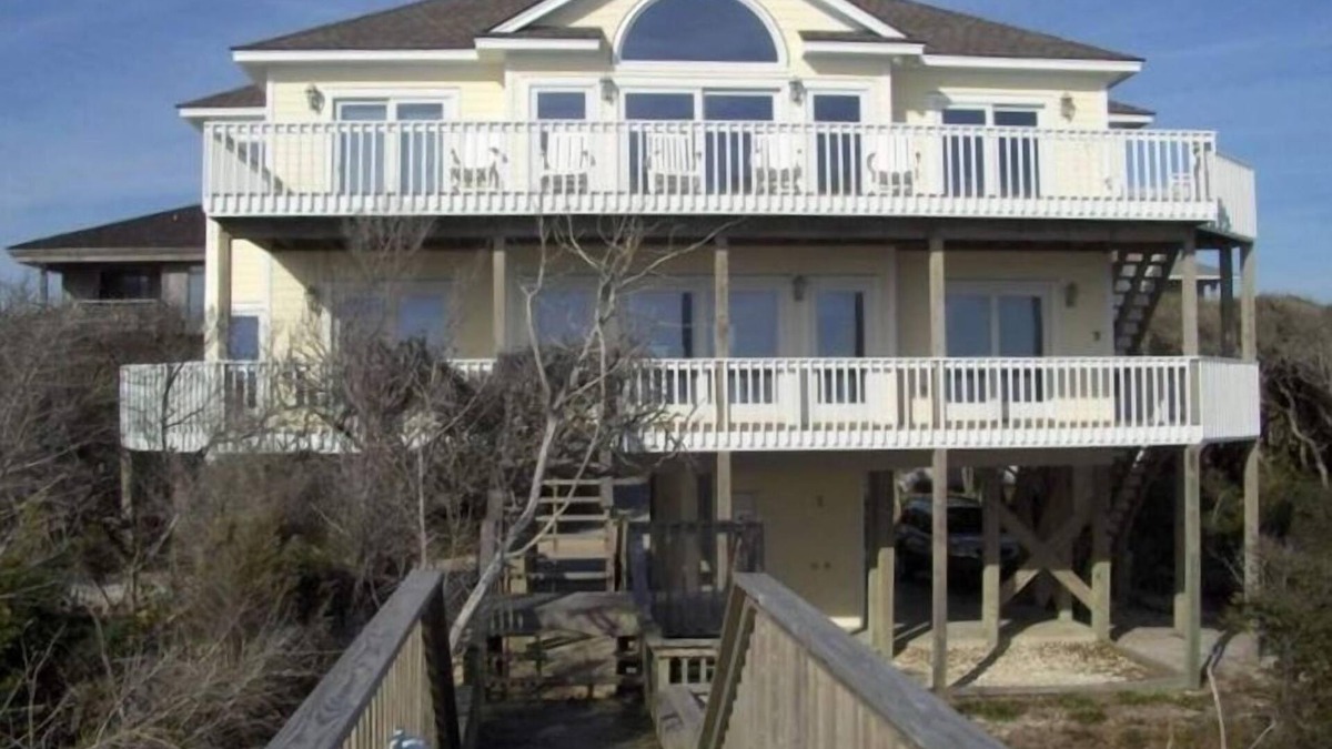 Pine Knoll Shores House | Quiet Beachfront Location, Great separate living areas for families