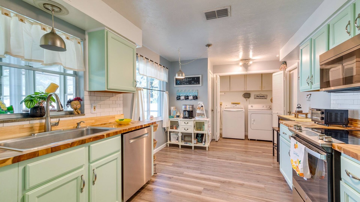 Pine Ridge House | Quiet Beverly Hills Vacation Rental w/Pool & Spa!