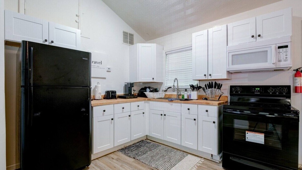 Newnan House | Quiet Cabin By The Lake