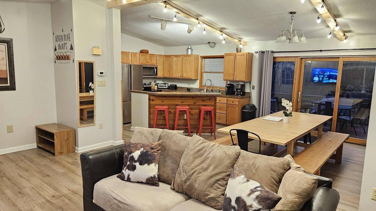 Albrightsville Cabin | Quiet Cabin Escape with hot tub for max 10 adult + kids