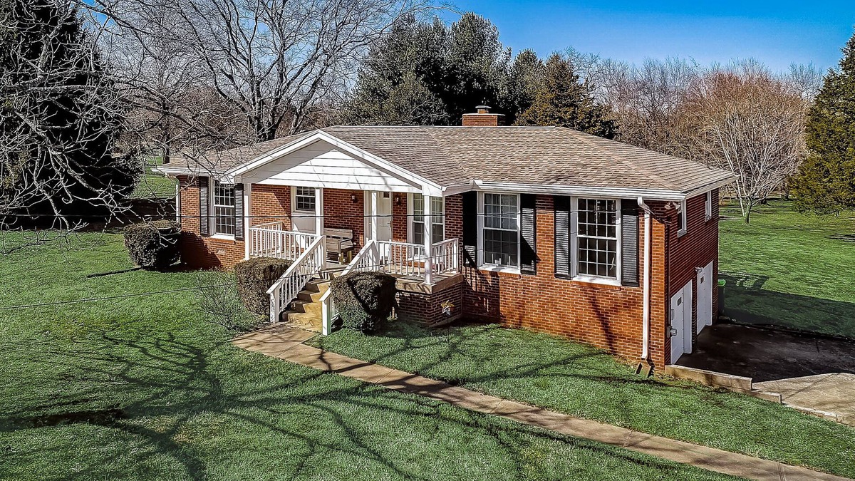 Hermitage House | Quiet Cabin on Private Acre, 5 min to I-40 & shopping &15 to Downtown Nashville!
