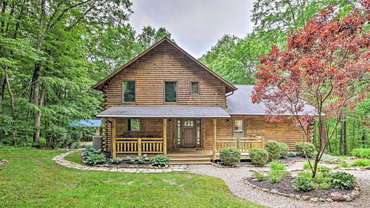 Carbon Hill Cabin | Quiet Cabin w/ Hot Tub ~ 15 Mi to State Parks!