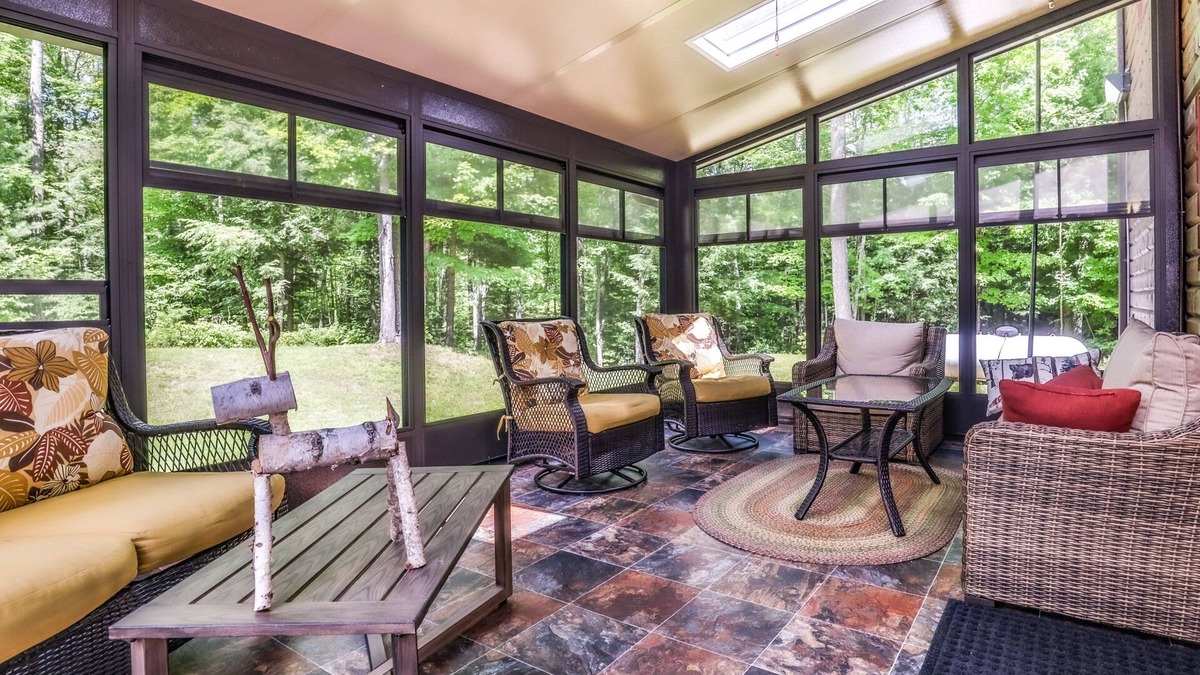 Minocqua Cabin | Quiet cabin with fireplace, lanai, central AC, washer/dryer, WiFi, & Netflix
