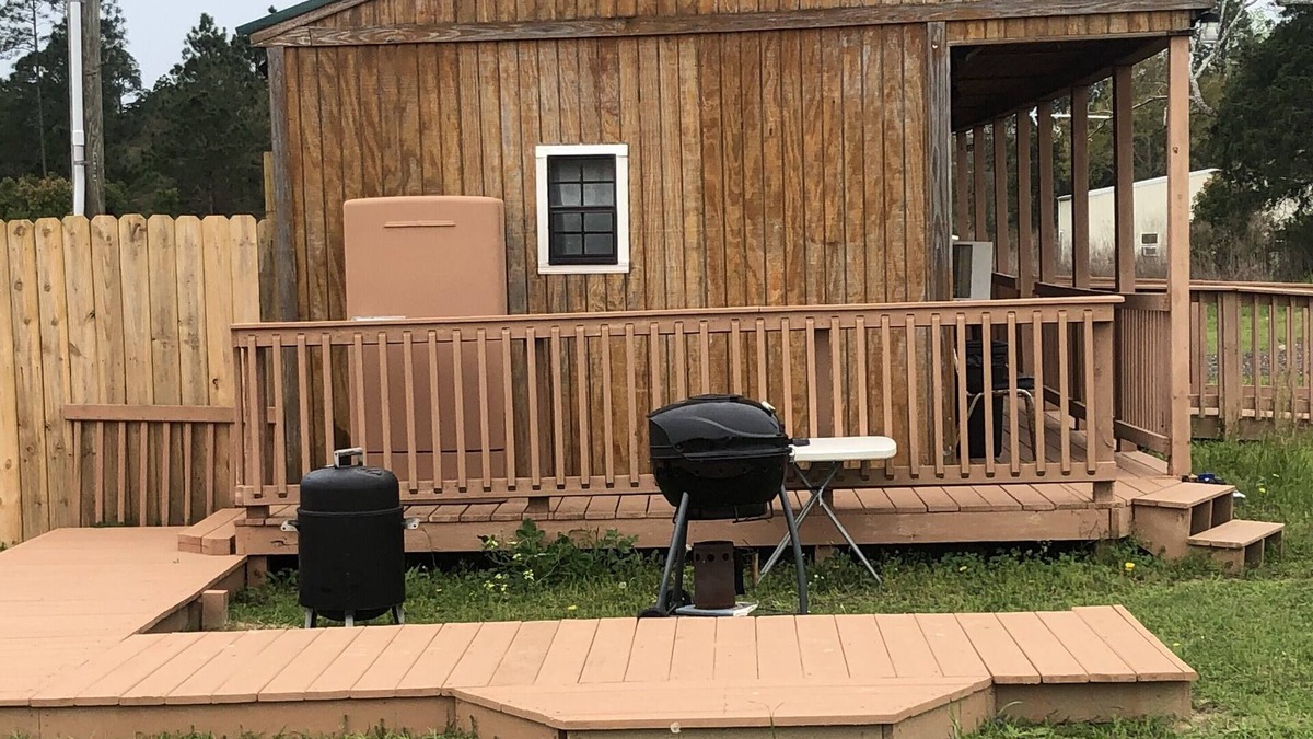Elberta Cottage | Quiet Cabin with Owa theme park, shopping, dining and the beach minutes away.