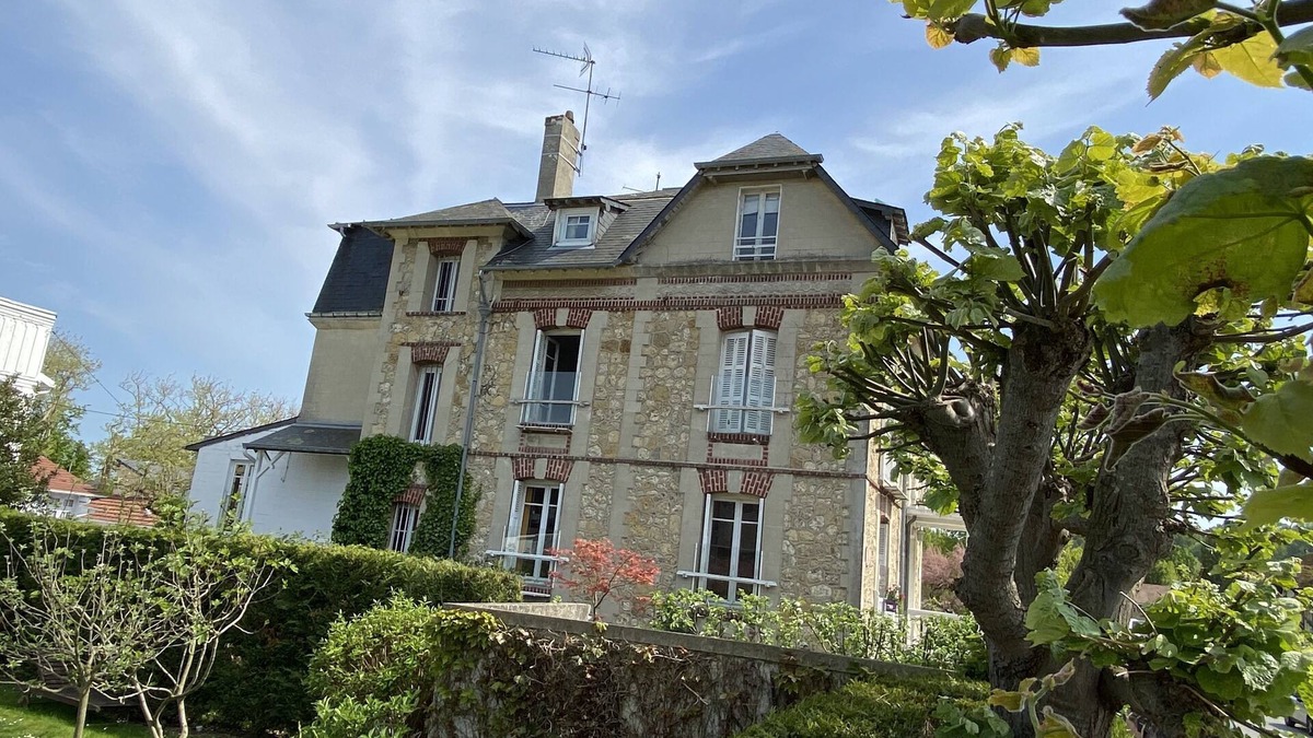 Deauville City Centre Villa | Quiet, central, playroom and garden