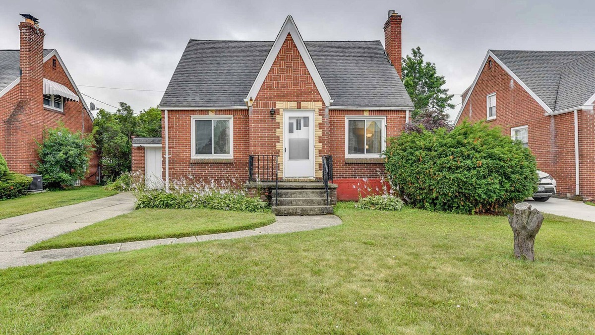 Cheektowaga House | Quiet Cheektowaga Retreat: 23 Mi to Niagara Falls!