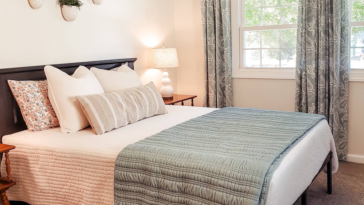 Colonial Beach House | Quiet Clean Cozy Whole Home Sleeps 8 ~ Walk to Water ~ Fast Wi-fi ~ Hike Nearby!