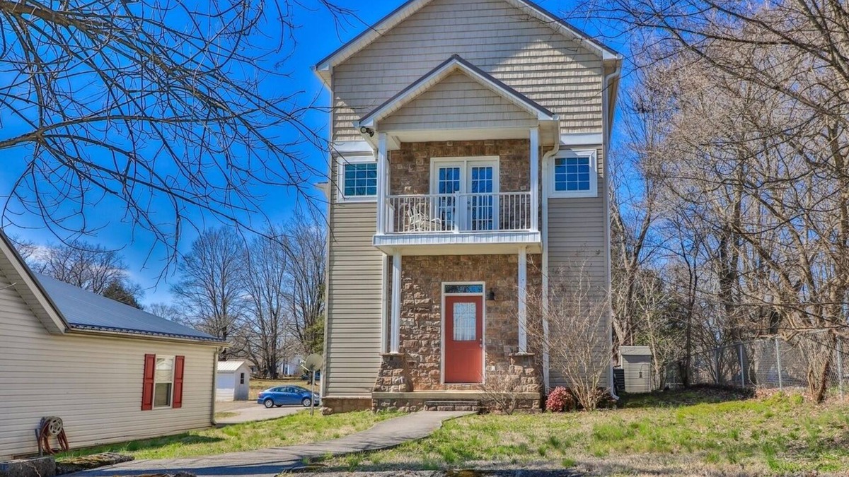 Jefferson City House | Quiet, Clean & Secure 5bd/5ba Skinny House, Every Room Has a Private Bathroom!