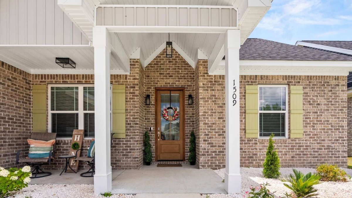 Florence House | Quiet, Clean & Spacious 4bd near I-95 & Hospital with WiFi