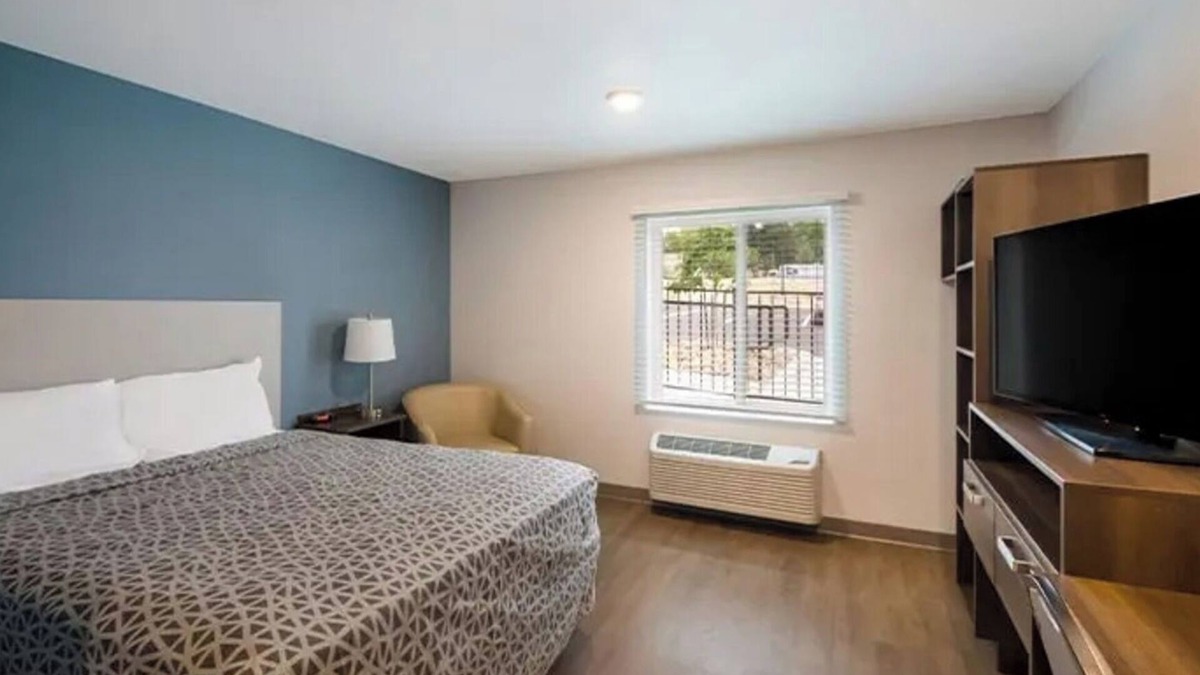 Austin Hotel | Quiet & Clean Two Room w/Kitchen – Few Mi to Texas Memorial Stadium in Austin