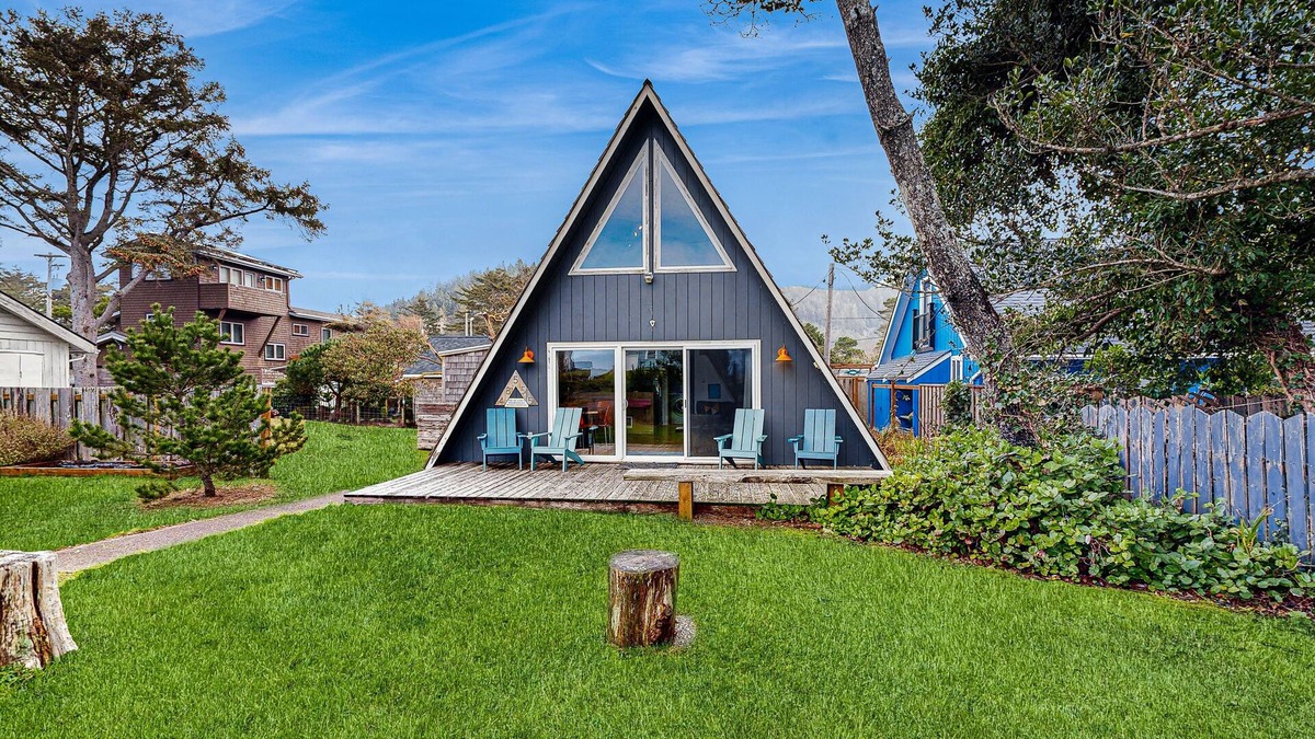 Neskowin House | Quiet Coastal Cabin Home with Private Hot Tub - Less Than a Block From Beach