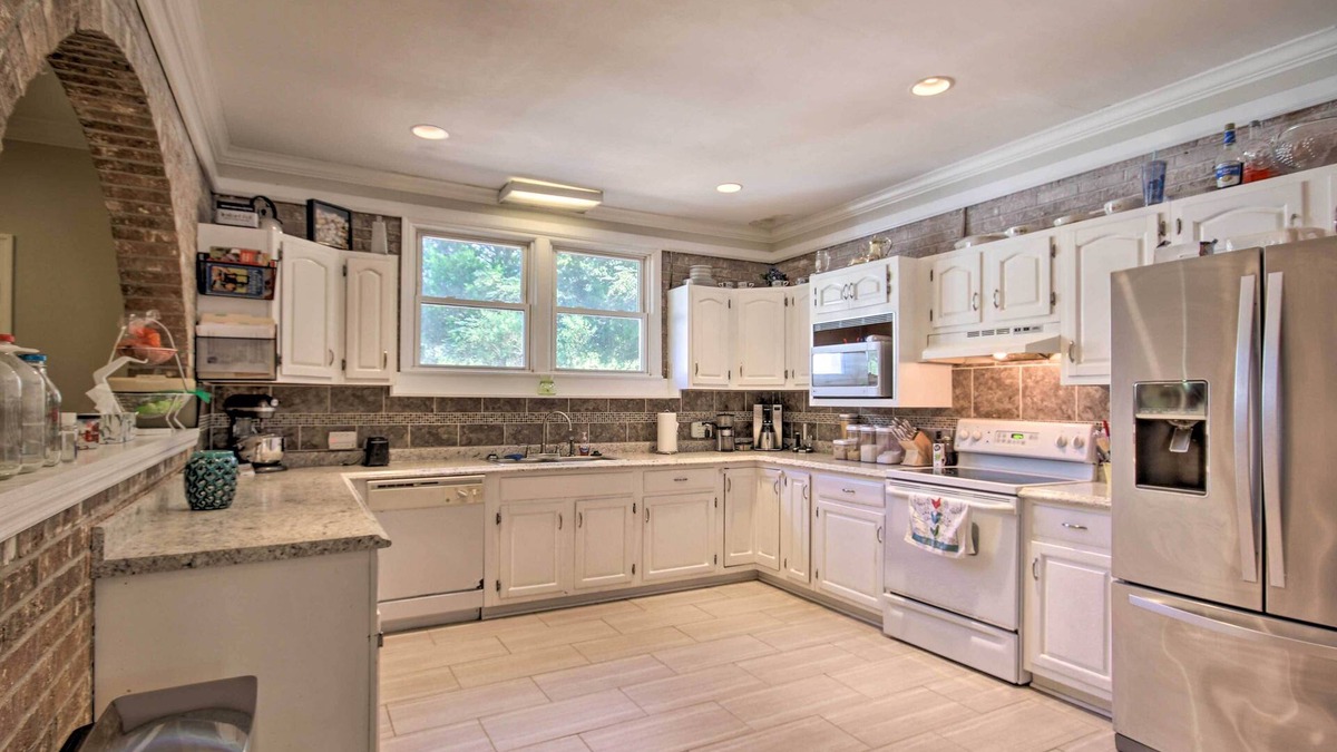 Columbia Cottage | Quiet Columbia Home w/ Fire Pit & Pool Table!