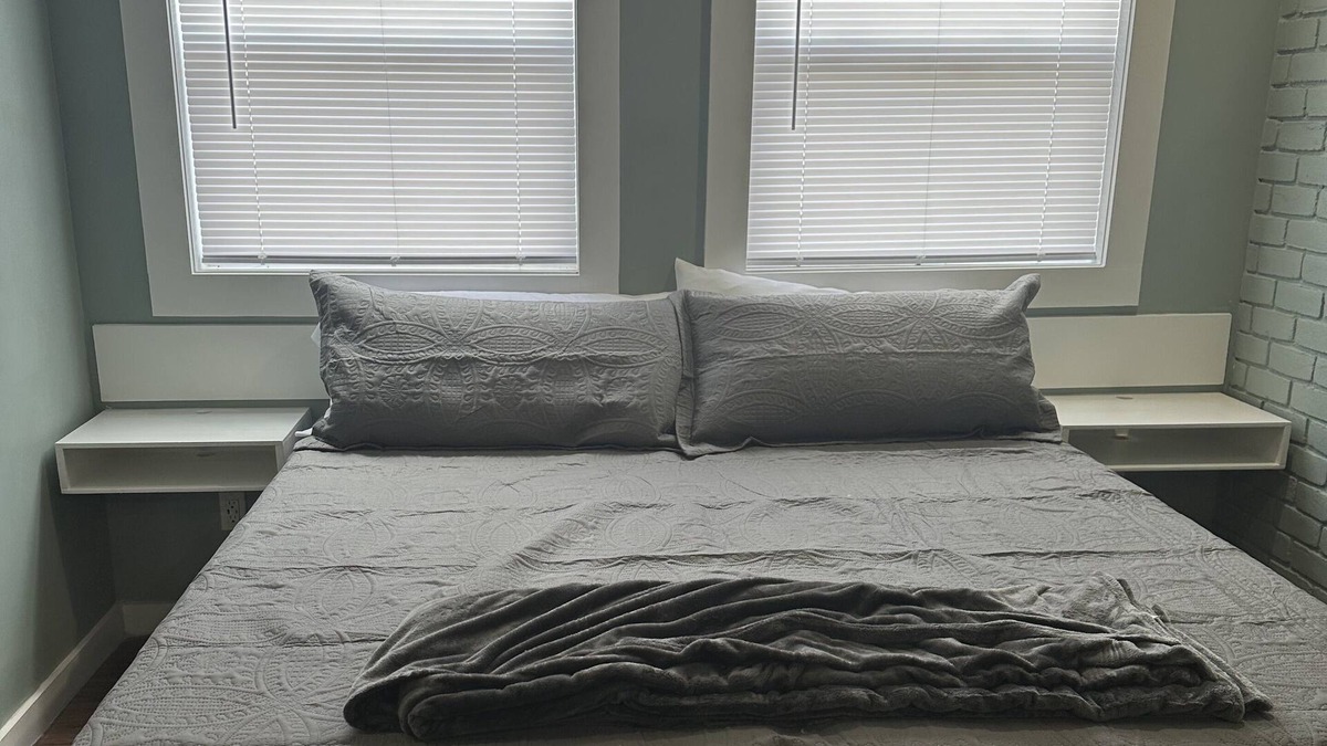 Lexington Apartment | Quiet, Comfortable 1 Bedroom Efficiency with walk in shower, King Memory Foam.