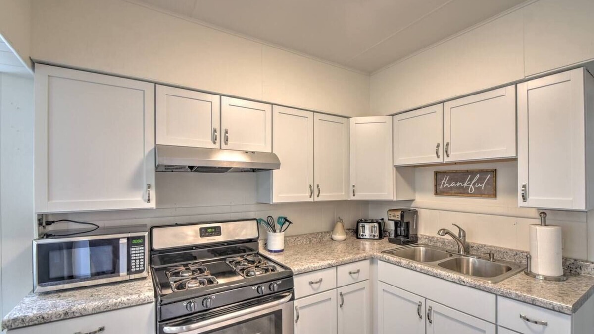 Highland House | Quiet & Comfortable 2 Bed Corporate Near 80/94 A Richard St Main Floor