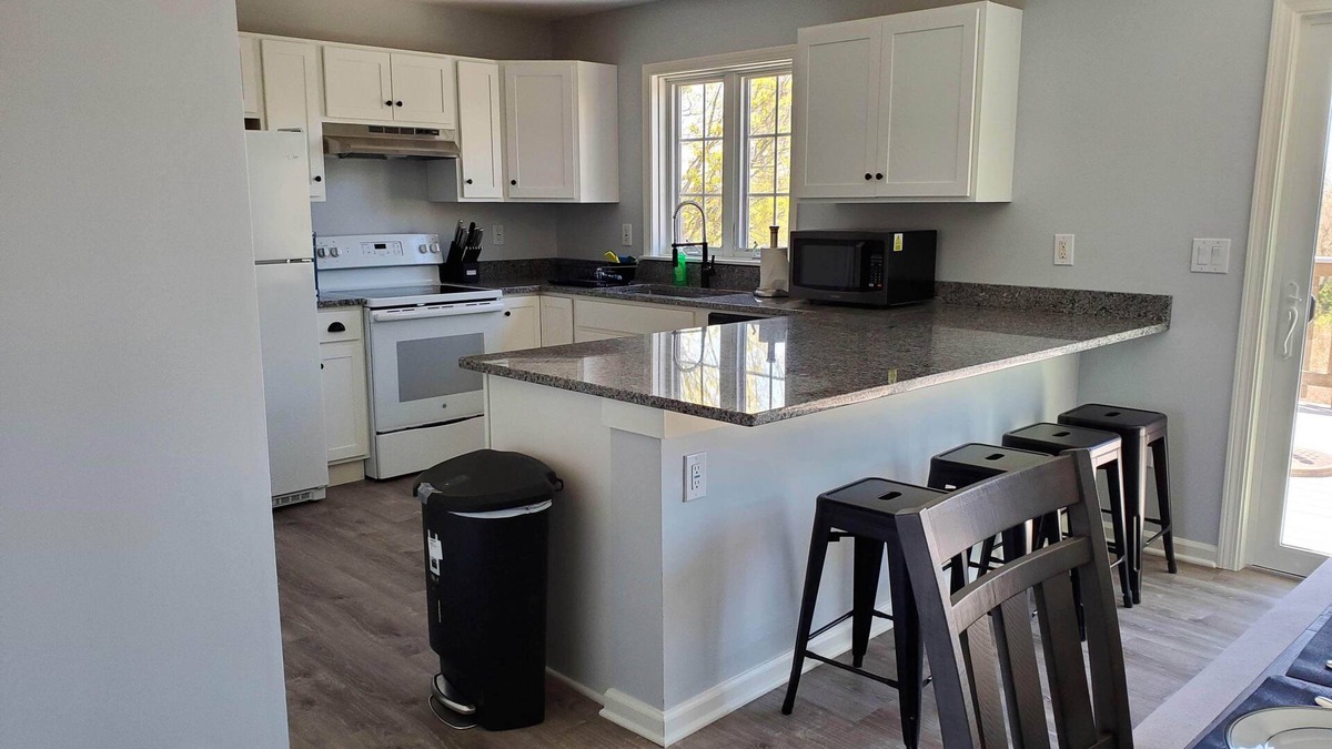 Briggs Farm House | QUIET, COMFORTABLE 6 Bed 2 Bath, Central Air, Beautiful Sunsets, Great Location!