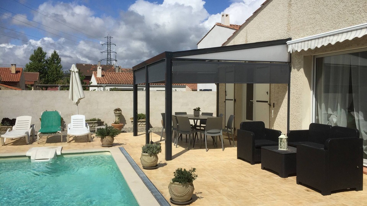 11th Arrondissement House | Quiet, contemporary villa with large terrace at the foot of the hills.
