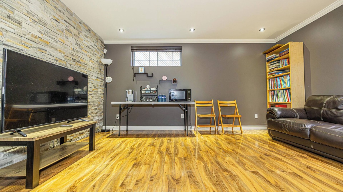 Brossard Apartment | Quiet convenient 2bdr 15min Drive to MTL
