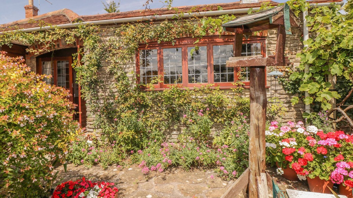 Templecombe Cottage | QUIET CORNER COTTAGE, family friendly, with open fire in Henstridge