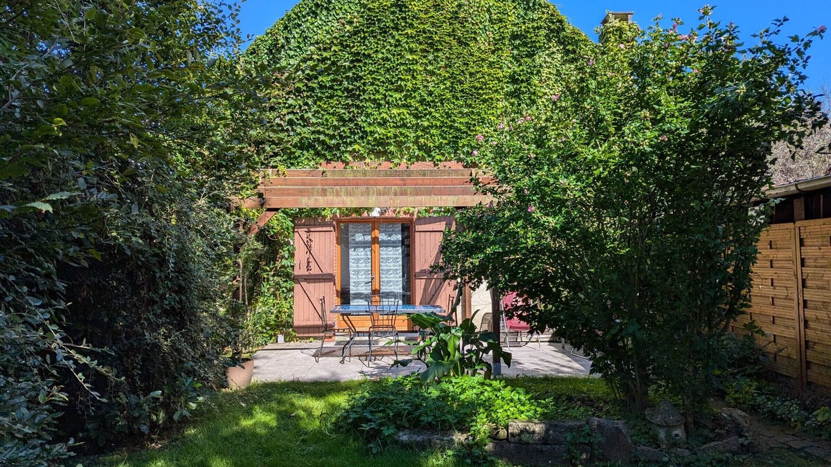Dampierre-en-Burly Cottage | Quiet cottage with private garden near forest & Loire
