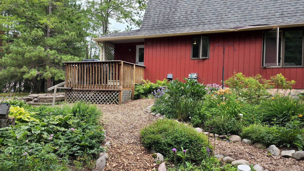 Hibbing Cottage | Quiet Cottage in the Woods on the Edge of Town