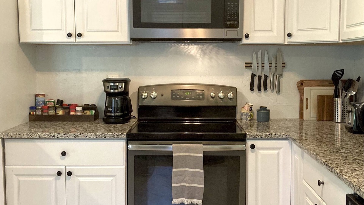 Madison Heights House | Quiet Cottage on Cul-De-Sac in Historic Riverside Neighborhood