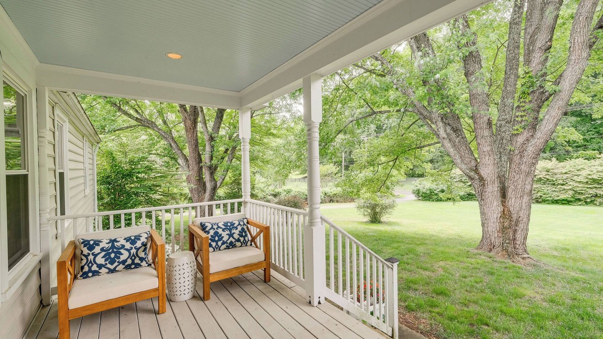 The Plains Cottage | Quiet Cottage Rental in The Plains w/Deck & Views