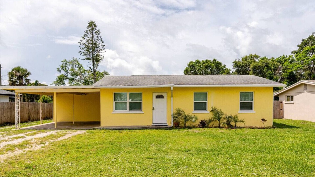 Sarasota Cottage | Quiet Cottage - Walk to Siesta Key - Relax Or WORK