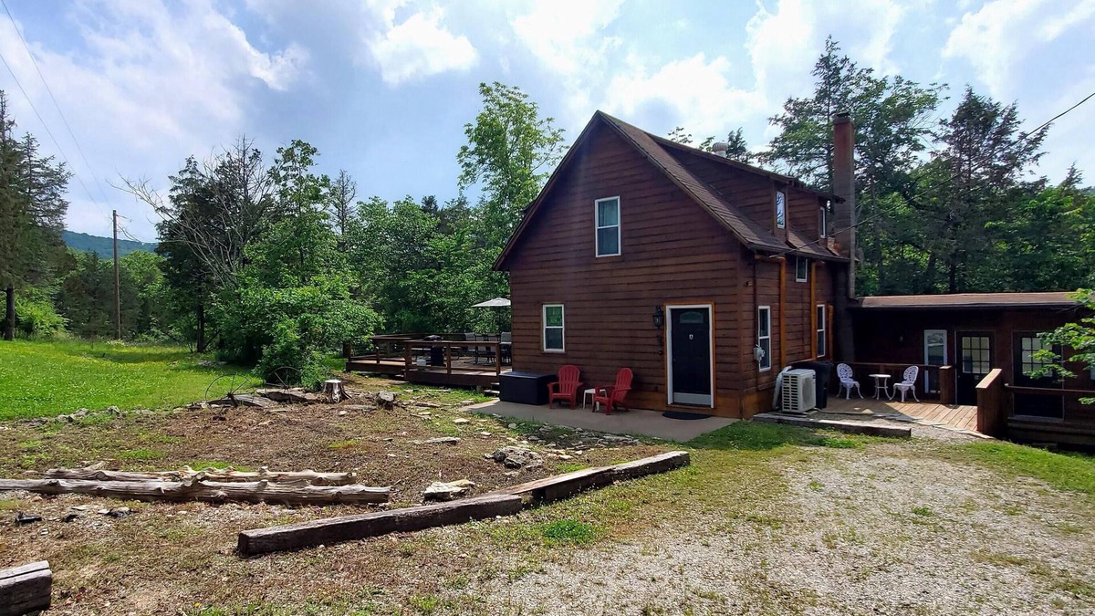 Eureka Springs House | Quiet, country 2 bedroom, 1 bath cabin with 2 optional attached guest apartments