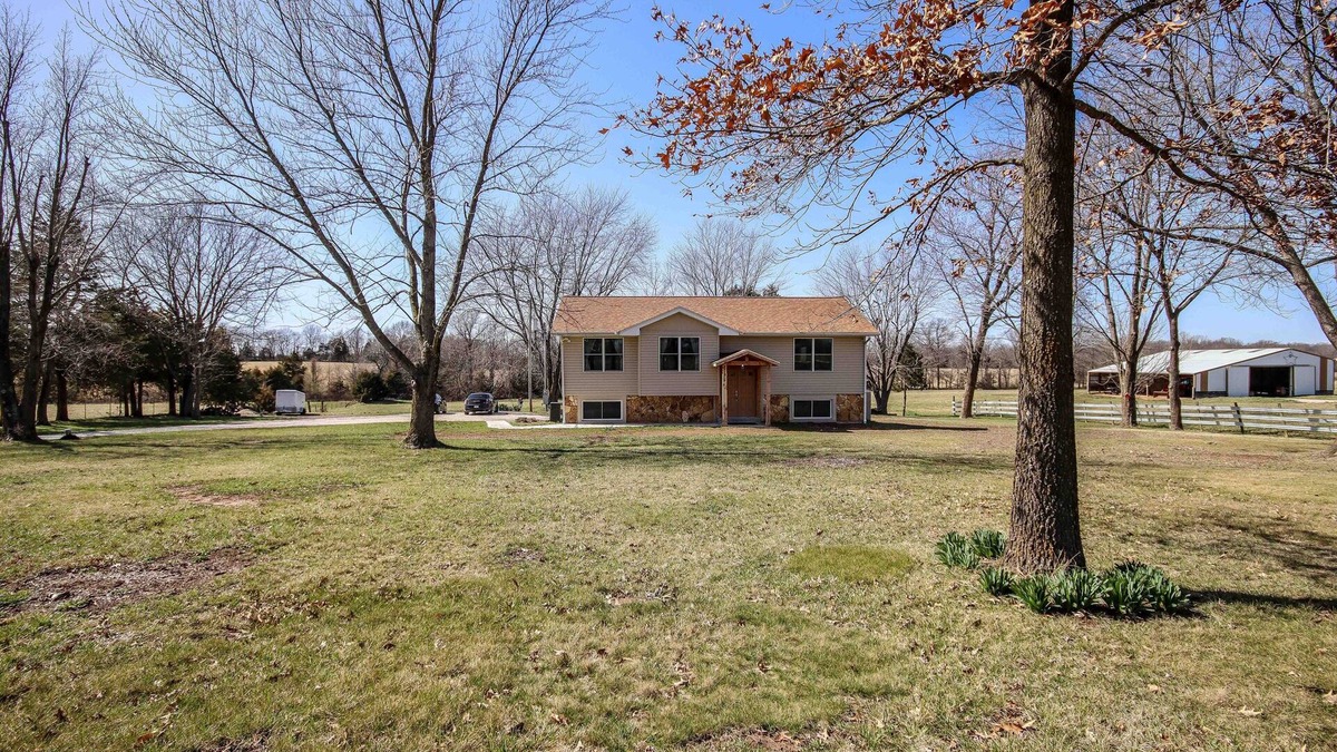 Olney House | Quiet Country 3 Bedroom Escape in Jonesburg MO