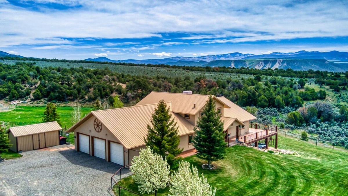 Silt House | Quiet country getaway with STUNNING VIEWS, 4 bedrooms, 3 1/2 bath, large garage.