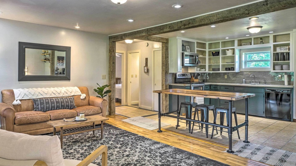 Squires House | Quiet Country Home in Ava with Chic Interior!