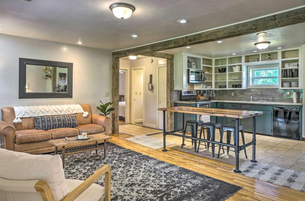 Squires House | Quiet Country Home in Ava with Chic Interior!