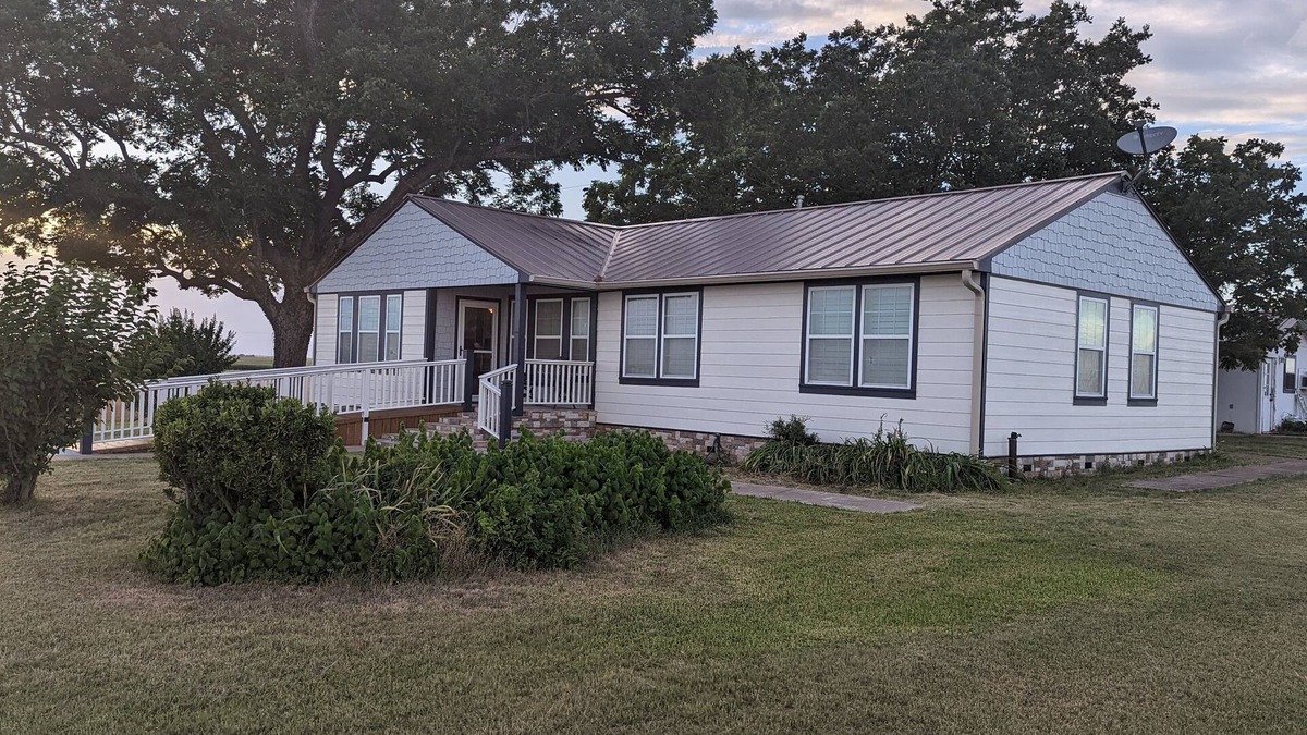 Taylor House | Quiet Country Home Min from Taylor and Hutto