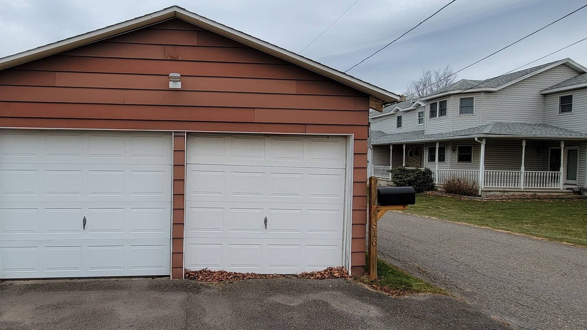 Barnesville House | Quiet Country Home with Garage