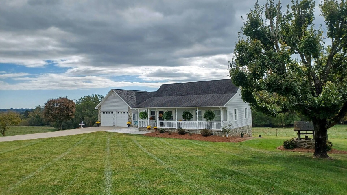 Arlington House | Quiet Country Home, Wineries, Blue Ridge Mtns, Views, Walkable Trails with Pond