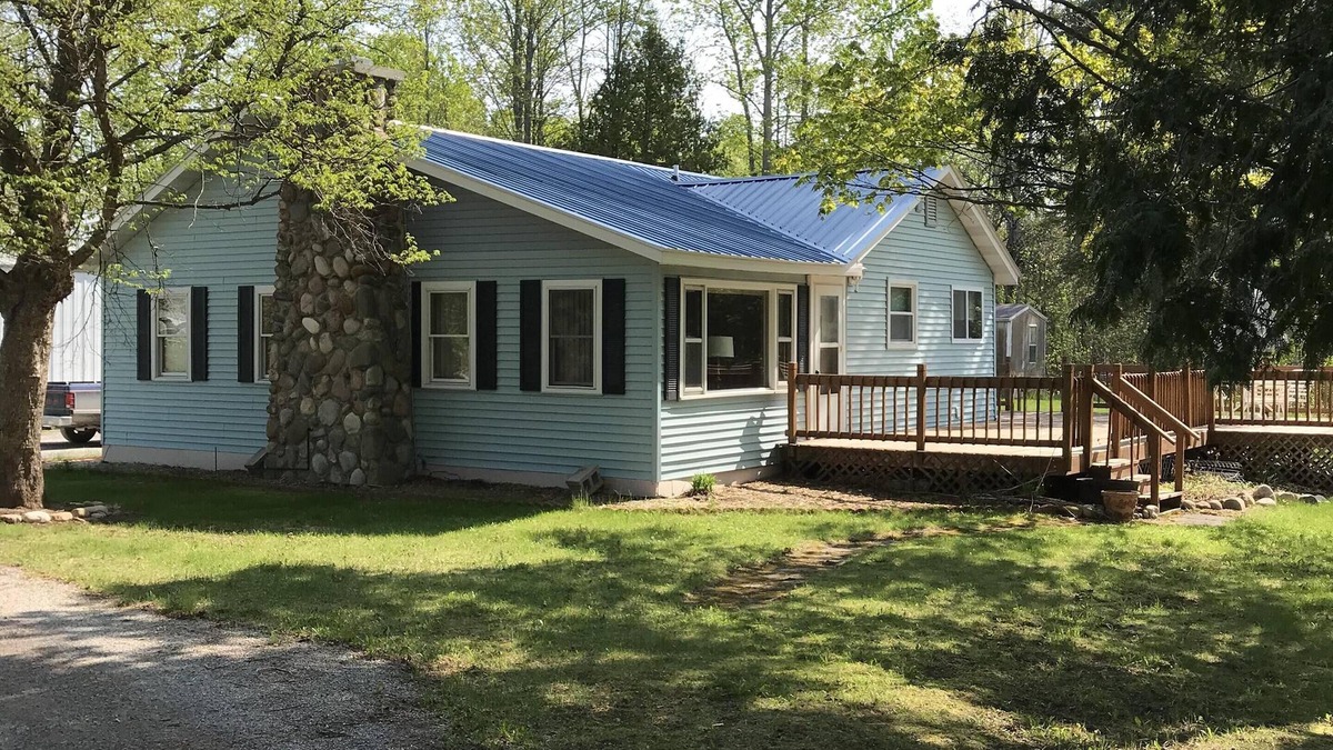 Millersburg House | Quiet country home 1.5 miles from Ocqueoc Falls