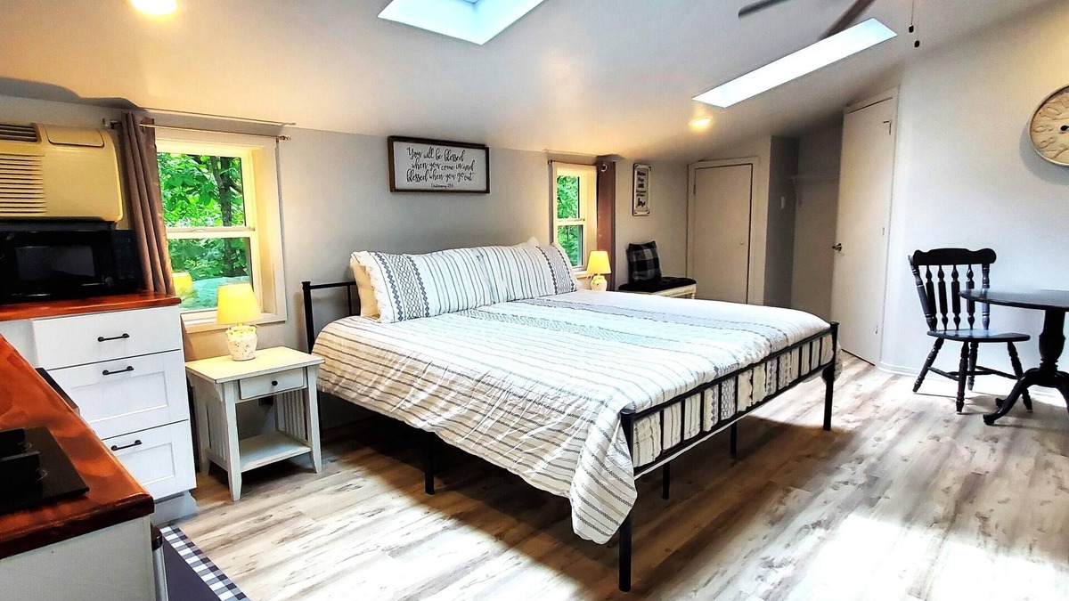Eureka Springs Apartment | Quiet, country studio guest room with kitchenette
