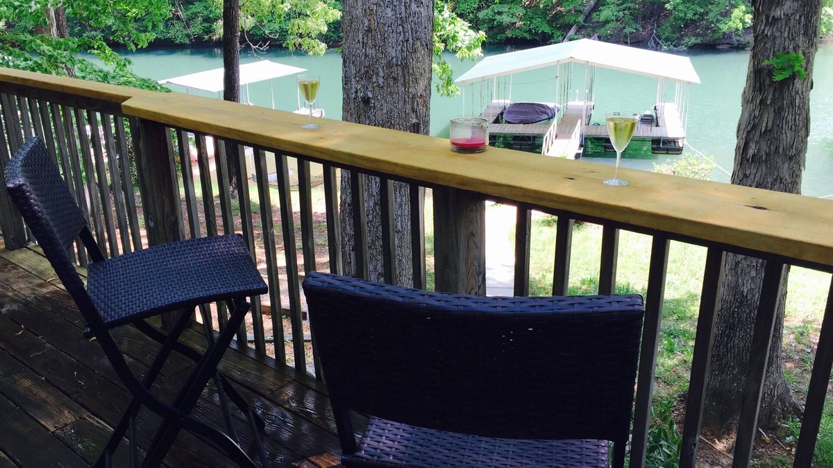 Seneca House | Quiet cove, deep water, minutes to Clemson, pet friendly, easy path to the dock