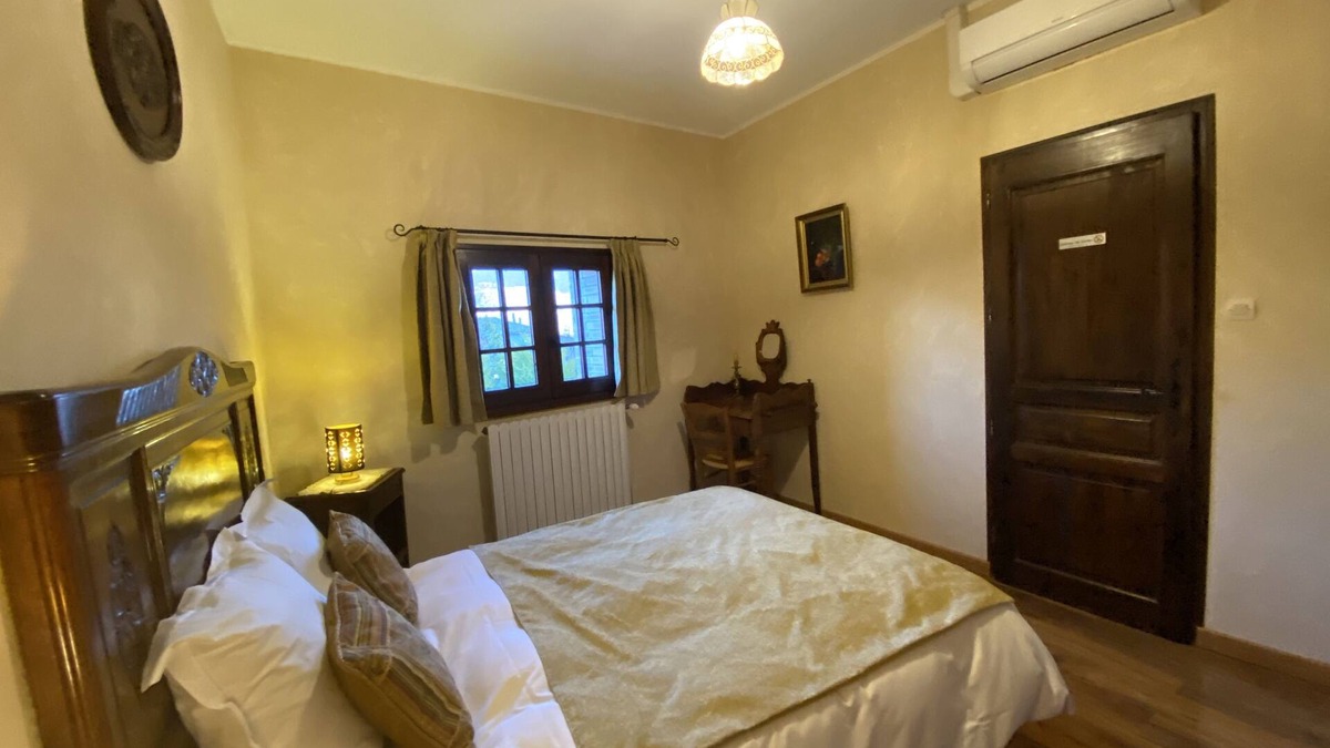 Sainte-Marie-dʼAlloix Bed & Breakfast | Quiet, cozy Ravel room with TV and air conditioning