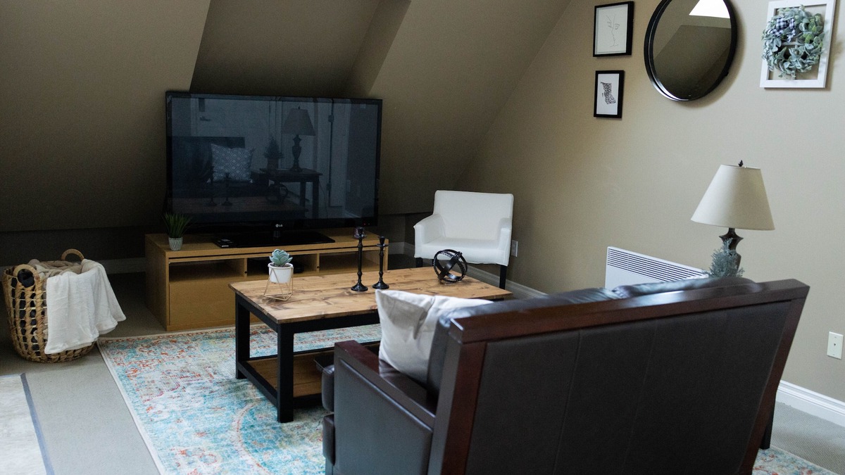 Sidney Apartment | Quiet, cozy 1 bedroom suite, w/separate entrance. Now with A/C!