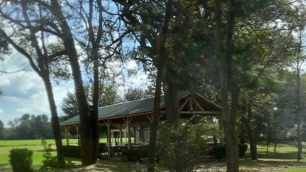 Palestine Cabin | Quiet & Cozy Efficiency Cabin in East Texas