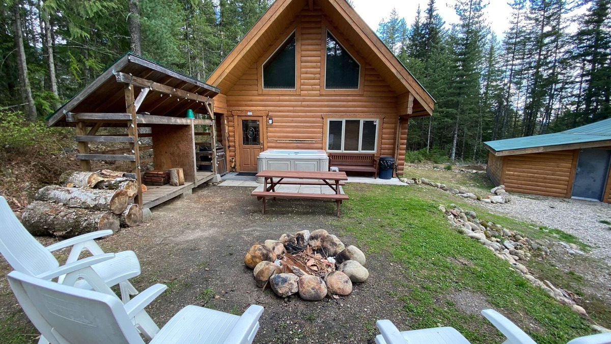 Malakwa Ski Chalet | Quiet & Cozy Log Cabin near Revelstoke & Sicamous