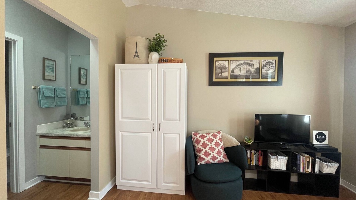 Bettendorf Condo | Quiet & Cozy Pet-Friendly Condo with Pool & Garage